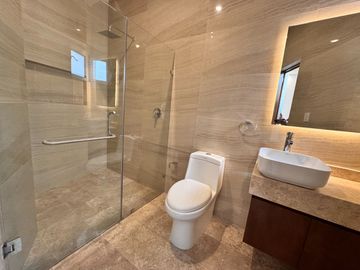Casa en Venta en Villantigua con ampliación y renovada completamente desde los pisos y todos los baños nuevos y cuenta con 4 recamaras, la pr