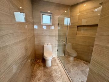 Casa en Venta en Villantigua con ampliación y renovada completamente desde los pisos y todos los baños nuevos y cuenta con 4 recamaras, la pr