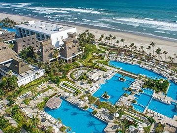 HERMOSA VILLA EN VENTA DENTRO DE VIDANTA ACAPULCO CON VISTA Y SALIDA AL CAMPO DE GOLF