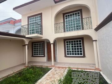 CASA DE 2 PISOS  EN VENTA UBICADA EN FRACCIONAMIENTO FLORESTA, VERACRUZ, VER.