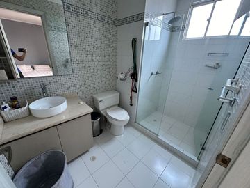 APARTAMENTO EN ALTO PRADO EN VENTA. 3 CUARTOS CON BAÑO Y ESTAR DE ALCOBAS