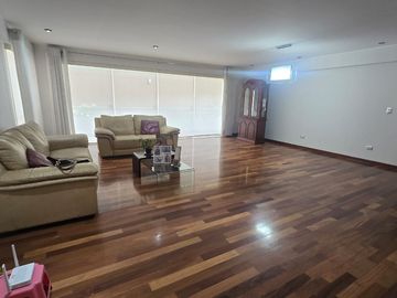 Departamento en Primer Piso de 222 m² de 3 Dorm. en Santiago Se Surco