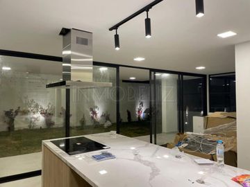 NAYON CASA DE LUJO EN CONJUNTO DE NUEVE CASAS, 312MTS 5 DORMITORIOS, JARDIN,$335.000,00 negociables