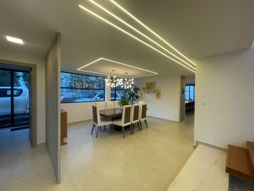 NAYON CASA DE LUJO EN CONJUNTO DE NUEVE CASAS, 312MTS 5 DORMITORIOS, JARDIN,$335.000,00 negociables