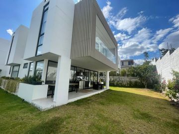 NAYON CASA DE LUJO EN CONJUNTO DE NUEVE CASAS, 312MTS 5 DORMITORIOS, JARDIN,$335.000,00 negociables