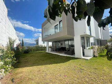 NAYON CASA DE LUJO EN CONJUNTO DE NUEVE CASAS, 312MTS 5 DORMITORIOS, JARDIN,$335.000,00 negociables