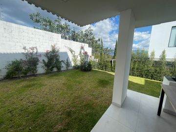 NAYON CASA DE LUJO EN CONJUNTO DE NUEVE CASAS, 312MTS 5 DORMITORIOS, JARDIN,$335.000,00 negociables