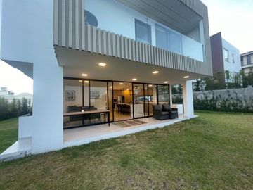 NAYON CASA DE LUJO EN CONJUNTO DE NUEVE CASAS, 312MTS 5 DORMITORIOS, JARDIN,$335.000,00 negociables