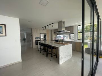 NAYON CASA DE LUJO EN CONJUNTO DE NUEVE CASAS, 312MTS 5 DORMITORIOS, JARDIN,$335.000,00 negociables