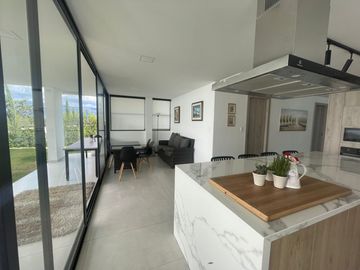 NAYON CASA DE LUJO EN CONJUNTO DE NUEVE CASAS, 312MTS 5 DORMITORIOS, JARDIN,$335.000,00 negociables