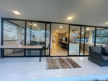 NAYON CASA DE LUJO EN CONJUNTO DE NUEVE CASAS, 312MTS 5 DORMITORIOS, JARDIN,$335.000,00 negociables
