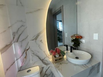 NAYON CASA DE LUJO EN CONJUNTO DE NUEVE CASAS, 312MTS 5 DORMITORIOS, JARDIN,$335.000,00 negociables
