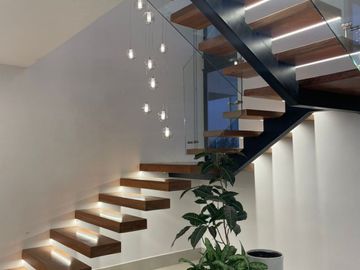 NAYON CASA DE LUJO EN CONJUNTO DE NUEVE CASAS, 312MTS 5 DORMITORIOS, JARDIN,$335.000,00 negociables