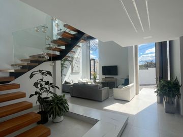 NAYON CASA DE LUJO EN CONJUNTO DE NUEVE CASAS, 312MTS 5 DORMITORIOS, JARDIN,$335.000,00 negociables