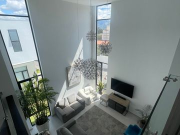 NAYON CASA DE LUJO EN CONJUNTO DE NUEVE CASAS, 312MTS 5 DORMITORIOS, JARDIN,$335.000,00 negociables