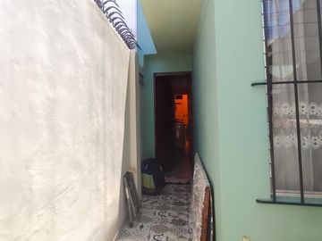 A UN PASO DE AV. LA MAR  - Casa como terreno en Pueblo Libre - zona residencial
