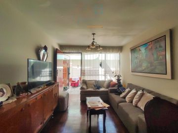 A UN PASO DE AV. LA MAR  - Casa como terreno en Pueblo Libre - zona residencial