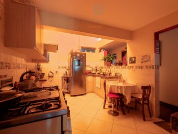 A UN PASO DE AV. LA MAR  - Casa como terreno en Pueblo Libre - zona residencial