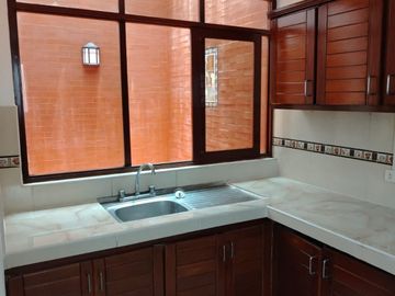 ALQUILER  CASA REMODELADA EN CONDOMINIO  SEGURO  CERCA C.C.EL POLO, COLEGIOS,UNIVERSIDADES