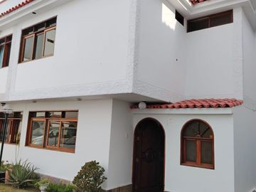 ALQUILER  CASA REMODELADA EN CONDOMINIO  SEGURO  CERCA C.C.EL POLO, COLEGIOS,UNIVERSIDADES