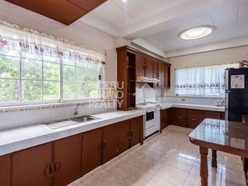 4 Bedroom House with Swimming Pool for Sale in Maria Luisa Estate Park
