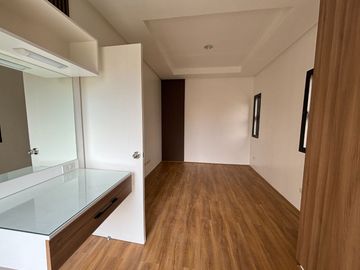 DASMARINAS SINGLE ATTACHED HOUSE AND LOT ALONG GOVERNORS DRIVE