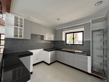 DASMARINAS SINGLE ATTACHED HOUSE AND LOT ALONG GOVERNORS DRIVE
