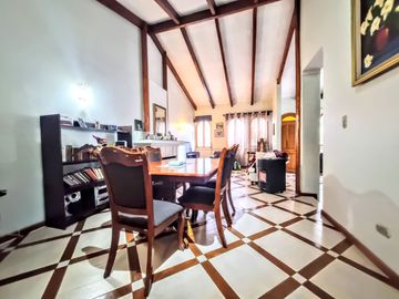 Casa Sólida De 2 Pisos, 4d/3b, 767 M2 De Terreno, San Miguel