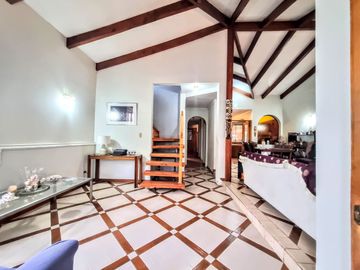 Casa Sólida De 2 Pisos, 4d/3b, 767 M2 De Terreno, San Miguel