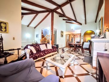 Casa Sólida De 2 Pisos, 4d/3b, 767 M2 De Terreno, San Miguel