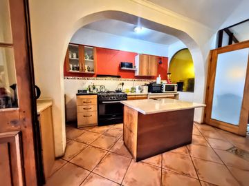 Casa Sólida De 2 Pisos, 4d/3b, 767 M2 De Terreno, San Miguel