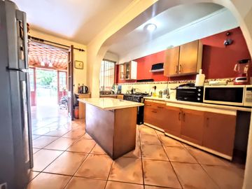 Casa Sólida De 2 Pisos, 4d/3b, 767 M2 De Terreno, San Miguel