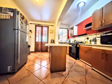 Casa Sólida De 2 Pisos, 4d/3b, 767 M2 De Terreno, San Miguel