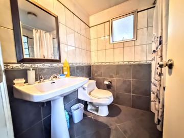 Casa Sólida De 2 Pisos, 4d/3b, 767 M2 De Terreno, San Miguel
