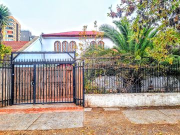 Casa Sólida De 2 Pisos, 4d/3b, 767 M2 De Terreno, San Miguel