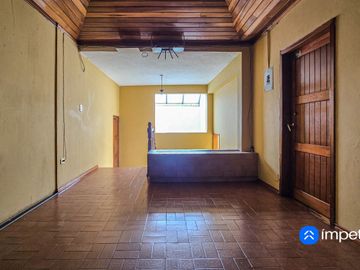 Se vende casa rentera central en la ciudad de  Loja