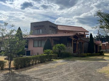 ESPECTACULAR CASA EN CHUQUIPATA