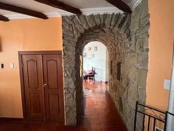 ESPECTACULAR CASA EN CHUQUIPATA
