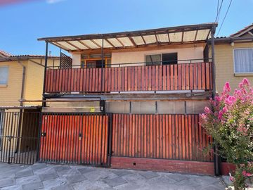 SE VENDE: Casa de 4 dormitorios, 2 baños y estacionamiento, en Villa Los Llanos de Maipú
