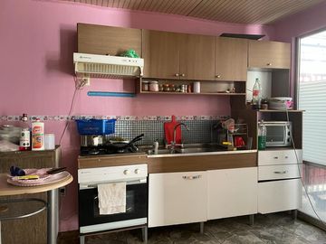 SE VENDE: Casa de 4 dormitorios, 2 baños y estacionamiento, en Villa Los Llanos de Maipú