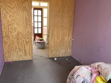SE VENDE: Casa de 4 dormitorios, 2 baños y estacionamiento, en Villa Los Llanos de Maipú
