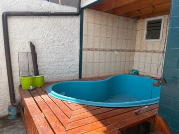 SE VENDE: Casa de 4 dormitorios, 2 baños y estacionamiento, en Villa Los Llanos de Maipú