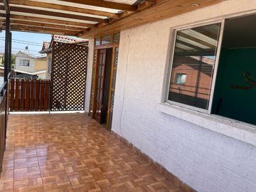 SE VENDE: Casa de 4 dormitorios, 2 baños y estacionamiento, en Villa Los Llanos de Maipú