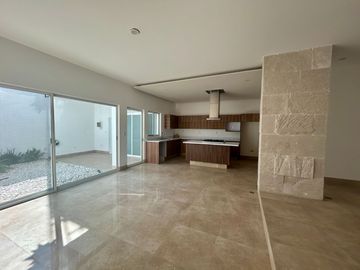 VENTA DE CASA REMODELADA EN BARRANCA DEL REFUGIO