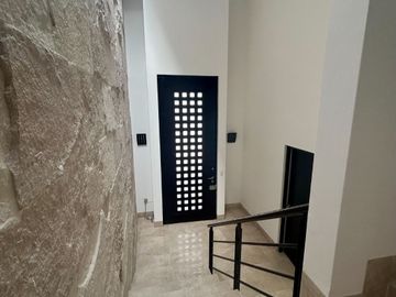 VENTA DE CASA REMODELADA EN BARRANCA DEL REFUGIO