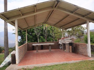 CASA VACACIONAL CON 6239 M2 TERRENO EN YUNGUILLA