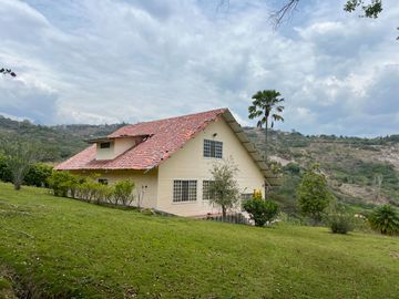 CASA VACACIONAL CON 6239 M2 TERRENO EN YUNGUILLA