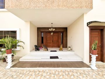 For Sale Luxurious House with 6 Rooms or bedrooms in Portoviejo Ecuador