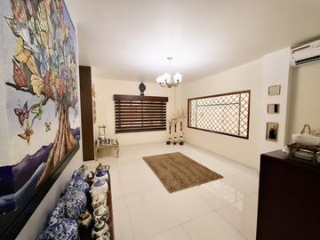 For Sale Luxurious House with 6 Rooms or bedrooms in Portoviejo Ecuador