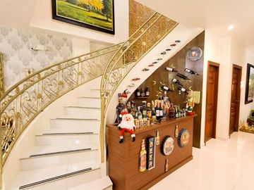 For Sale Luxurious House with 6 Rooms or bedrooms in Portoviejo Ecuador